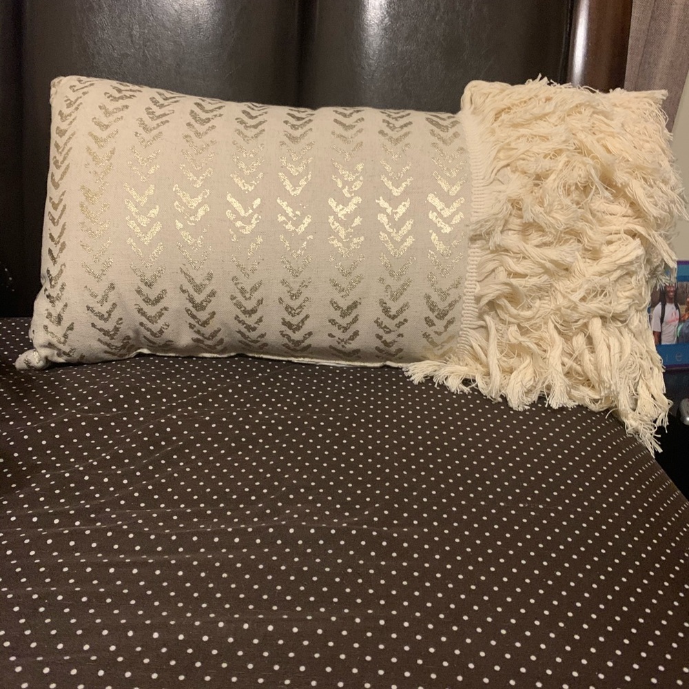 2 throw pillows